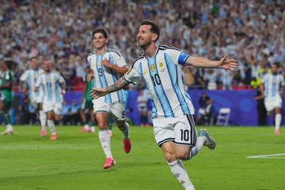 Lionel Messi cân bằng kỷ lục vĩ đại nhất lịch sử World Cup