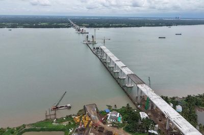 Tăng tốc thi công cầu Đại Ngãi, trụ tháp dây văng cao 160m dần hiện hữu