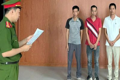 Bắc Ninh: Khởi tố 3 đối tượng đổ gần 700 tấn chất thải ra ven hồ