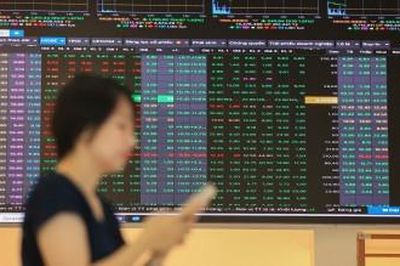 Chứng khoán ngày 17/6: VN-Index rung lắc mạnh, dòng tiền trở lại nhóm cổ phiếu vừa và nhỏ