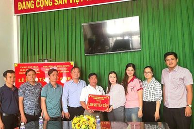 Cà Mau: Lan tỏa nghĩa tình đồng hương qua chương trình trao tặng 3.000 quyển tập cho học sinh khó khăn