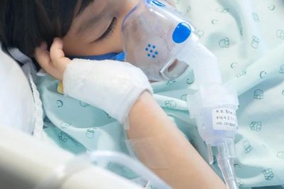 Bé trai 7 tuổi nguy kịch sau khi uống đồ lạnh: Cảnh báo nguy cơ từ thói quen giải nhiệt mùa hè