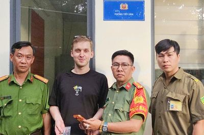 TP. Hồ Chí Minh: Nhanh chóng tìm lại tài sản cho 3 du khách nước ngoài để quên trên taxi