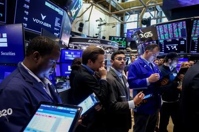 Dow Jones lập đỉnh, Nasdaq chịu áp lực chốt lời trước thời điểm Fed công bố lãi suất