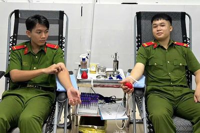 Hai chiến sĩ Công an hiến máu cứu cụ già qua cơn nguy kịch