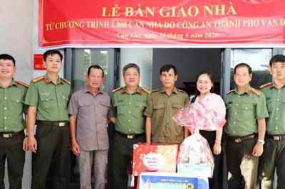 Trao mái ấm nghĩa tình đến lực lượng bảo vệ ANTT cơ sở