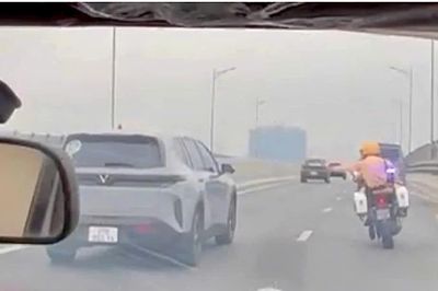CSGT Hà Nội mở đường, hỗ trợ xe đưa sản phụ đến bệnh viện
