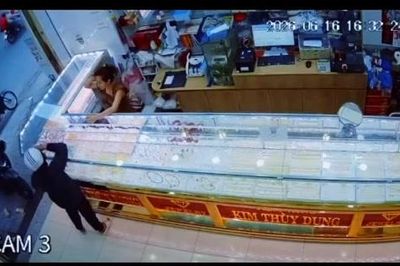 'Hot boy tóc ngắn' cướp giật ở tiệm vàng sa lưới sau 18 giờ gây án