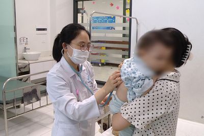 Nhiều bệnh truyền nhiễm bùng phát ở trẻ nhỏ trong mùa hè