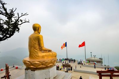 An trú giữa nhân gian