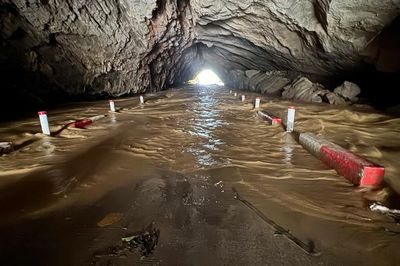 Mưa lớn gây ngập đường tại xã Lý Quốc, nhiều phương tiện không thể lưu thông