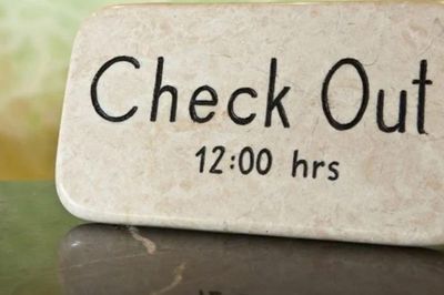 Tại sao khách sạn cho nhận phòng lúc 14h nhưng lại yêu cầu trả phòng lúc 12h? Khách hàng có thiệt không?
