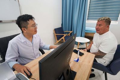 Ở Úc chờ 5 tiếng, đến bệnh viện Việt Nam chỉ 10 phút, khách Tây bất ngờ