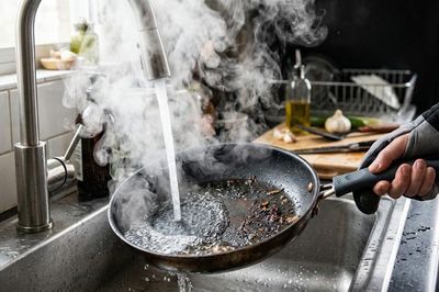 5 thói quen khiến chảo chống dính nhanh hỏng