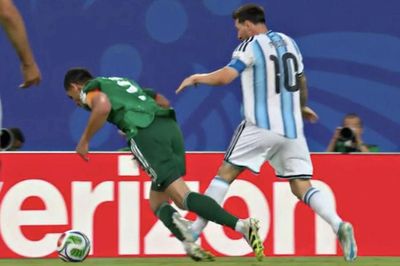 Báo Bồ Đào Nha: Messi xứng đáng nhận thẻ đỏ