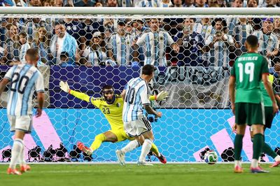 Con trai Zidane bị chê 'dựa hơi' bố: Thủ môn sợ bóng, kiến tạo 2 bàn cho Messi