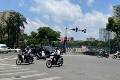 Người dân Hà Nội và miền Bắc tiếp tục hứng chịu kiểu thời tiết ngán ngẩm trước khi lại đón nắng nóng diện rộng