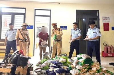 Kiểm tra xe ô tô của một phụ nữ, công an thu giữ hơn 400kg xúc xích, há cảo, thịt viên không rõ nguồn gốc