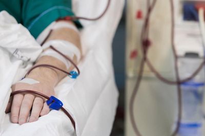 Nắng nóng kéo dài tăng nguy cơ suy thận cấp, bác sĩ chỉ ra 4 dấu hiệu cần đi viện ngay