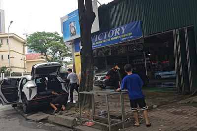 Hà Nội: Vì sao các gara ô tô trên đất công ở Nam Trung Yên vẫn tồn tại?