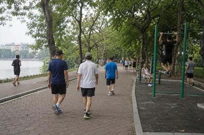 Sau tuổi 50, đi bộ nhanh hay đi bộ lâu quan trọng hơn?
