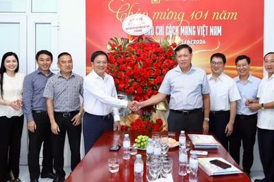Thứ trưởng Bộ Y tế Đỗ Xuân Tuyên chúc mừng Tạp chí Gia đình Việt Nam nhân dịp 101 năm Ngày Báo chí Cách mạng Việt Nam