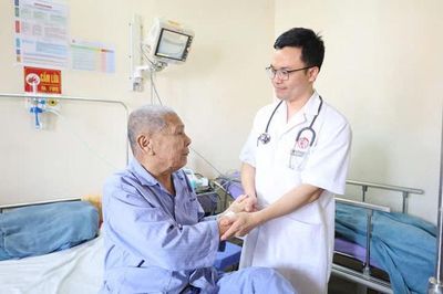 Cụ ông 99 tuổi được cứu sống nhờ can thiệp đặt 2 stent mạch vành