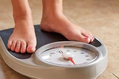 Tại sao phụ nữ tiền mãn kinh dễ bị phù chân?