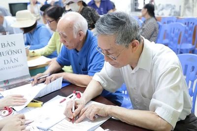 Hà Nội tăng quà Tết Nguyên đán cho người hưởng lương hưu, trợ cấp BHXH