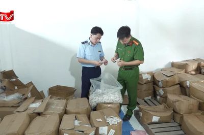 Cận cảnh dây chuyền pha chế bột gia vị mì tôm giả nhãn hiệu