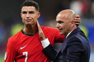 HLV tuyển Bồ Đào Nha bị chỉ trích 'quá sợ Ronaldo'