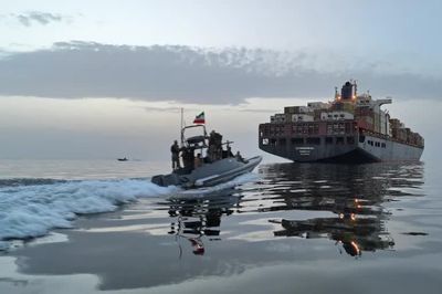 Vì sao eo biển Hormuz mở cửa lại nhưng tàu thuyền vẫn chưa thông thương?