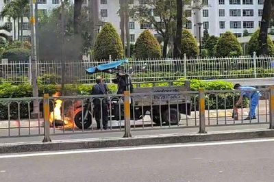 Xe ba gác bốc cháy trên đường Tạ Quang Bửu, tài xế nhanh trí khống chế ngọn lửa