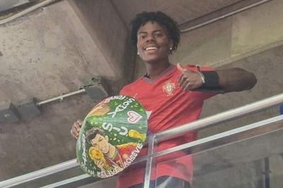 IShowSpeed gây sốt khi cầm nón lá in hình Ronaldo