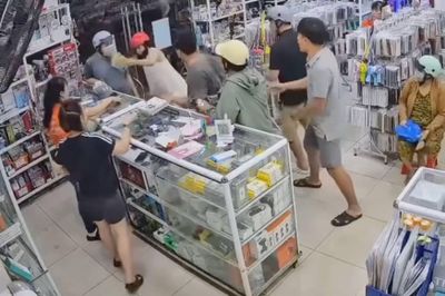 Danh tính thanh niên xô ngã bé gái, đánh luôn người mẹ khi bị chất vấn