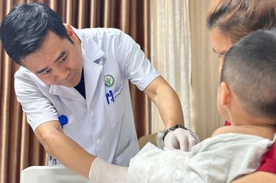 Nối thành công bàn tay gần đứt rời cho bé trai 22 tháng tuổi