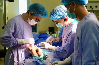 Bệnh viện K thay khớp tăng trưởng nhân tạo cứu chân bé trai 6 tuổi bị ung thư xương