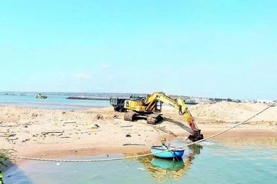 Nạo vét bồi lắng ở cửa biển