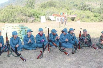 Những nữ dân quân giỏi trên thao trường, đảm việc bếp