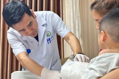Tai nạn từ máy dập cốc khiến trẻ 22 tháng tuổi suýt mất bàn tay