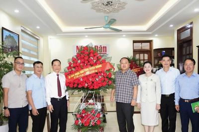 Lãnh đạo tỉnh Tuyên Quang chúc mừng Văn phòng Đại diện Báo Nhân Dân tại Tuyên Quang