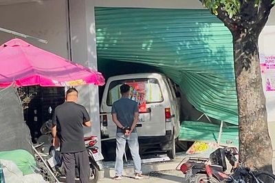 Tai nạn liên hoàn ở TPHCM, ô tô lao thẳng vào siêu thị mini