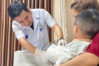 Nối lại bàn tay gần đứt rời cho bé trai bị tai nạn máy dập