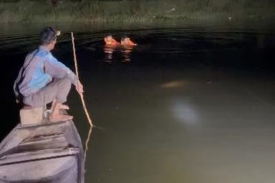 Tìm thấy thi thể 2 mẹ con dưới sông sau nhà
