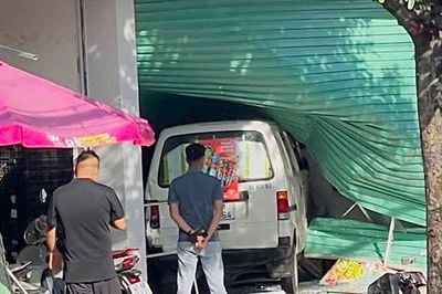 Vụ xe van tông cửa cuốn siêu thị mini ở TPHCM: Không có thiệt hại nghiêm trọng
