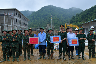Trung tướng La Công Phương động viên lực lượng xây dựng trường học vùng biên Cao Bằng
