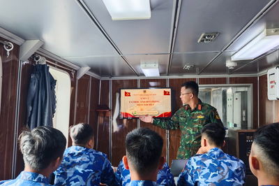 Lớp học tiếng Anh giữa trùng khơi của Tàu Cảnh sát biển 4038