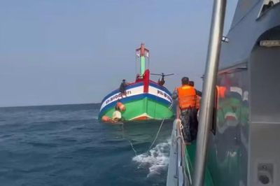 Triển khai phương án cứu nạn khẩn cấp tàu cá Đà Nẵng gặp sự cố phá nước trên biển