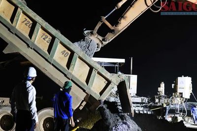 Xuyên đêm thi công nâng cấp sân bay Liên Khương