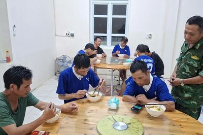 Quảng Ninh: Biên phòng đảo Trần cứu 9 thuyền viên trên tàu bị đắm